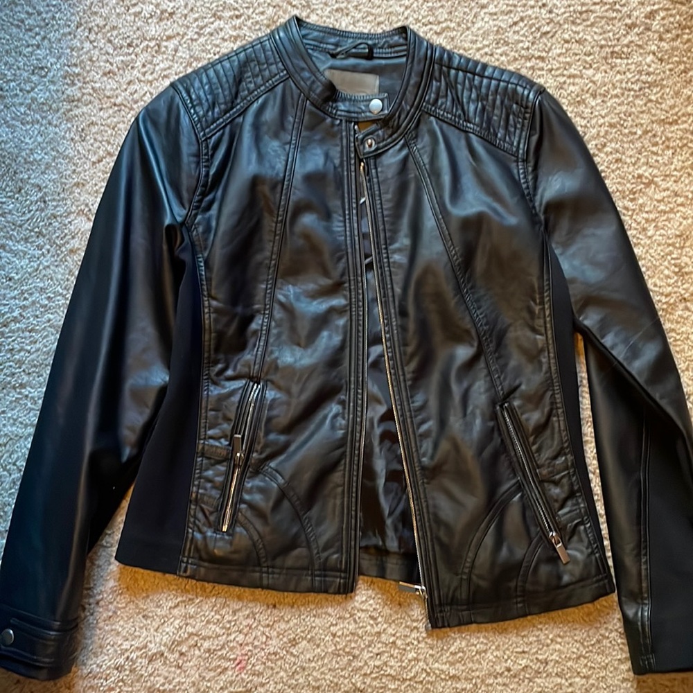 Maurice’s black leather jacket - M
